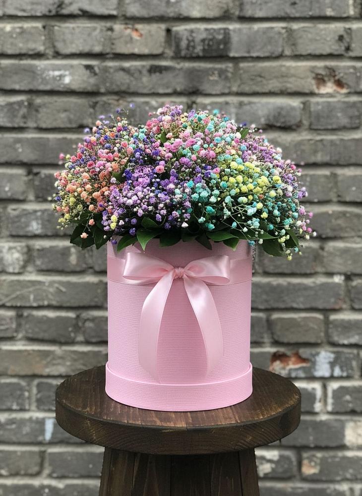 Цветочная композиция из Гипсофила и Розы в шляпной коробке в Борки Новгородская область