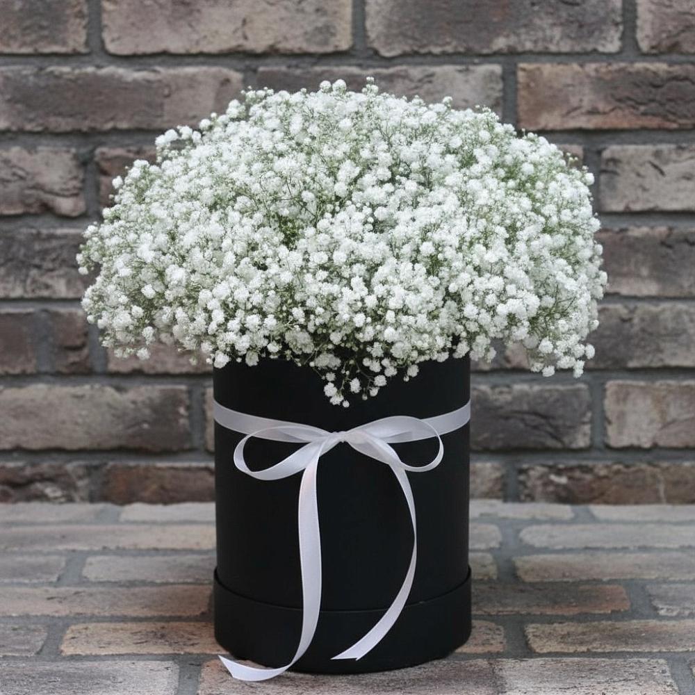 Цветочная композиция из Гипсофила в шляпной коробке в Борки Новгородская область