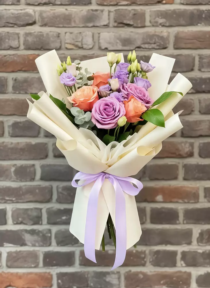 Букет цветов из: Лизиантусы и Розы в Борки Новгородская область