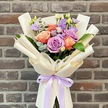 Букет цветов из:  Лизиантусы и Розы в Борки Новгородская область