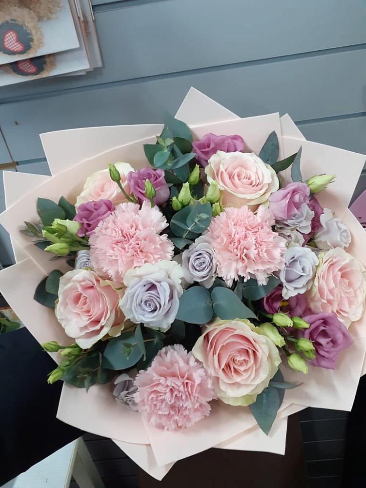 Букет цветов из: Розы, Гвоздики и Лизиантусы в Борки Новгородская область